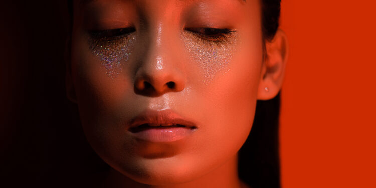 Makeup trends. Why do girls wear glitter on their faces?